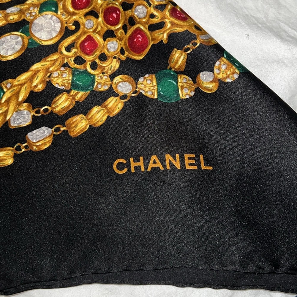 Beautiful Jewel Motif Silk Scart, Chanel. - Picture 8 of 9